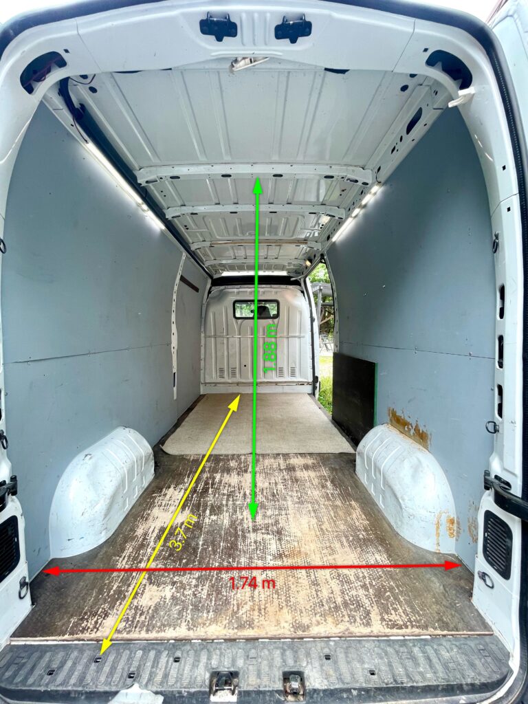 Vuokrattavan pakettiauton sisätilat ja -mitat